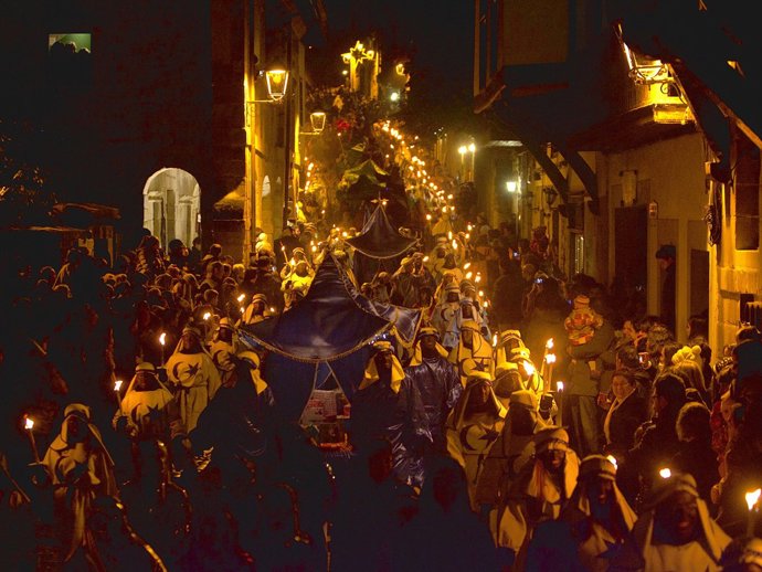 El transcurso de la Cabalgata de Reyes por la Bajada del Cantón