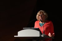 Carmena está "en tratos" con los Reyes Magos para ser "un poco maga" y poder estar con ellos en la cabalgata del sábado