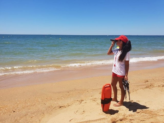 Personal de Cruz Roja en la playa