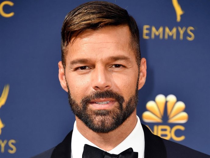 Ricky Martin presenta a su nueva hija, Lucía, y los famosos le felicitan