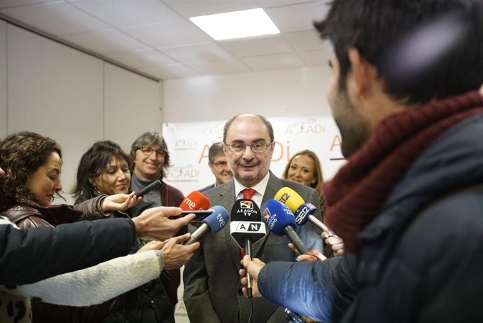 Lambán atendiendo a los medios de comunicación este miércoles en Teruel