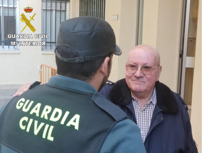 Agente de la Guardia Civil junto a un vecino.