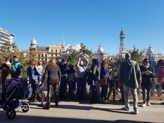 Visitantes en el balcón del Ayuntamiento de Valncia