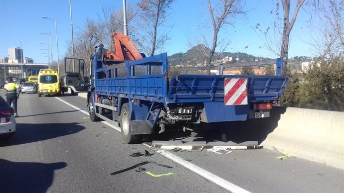 Mor una passatgera sense cinturó en un accident a Barcelona