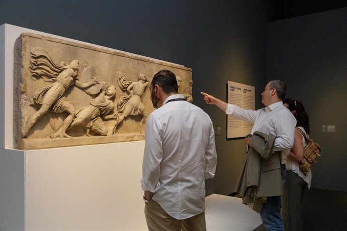 Visitantes en la exposición dedicada a la Antigua Grecia, de 'la Caixa'
