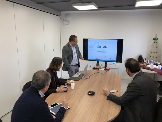 El CEO de Mobile Lean muestra su empresa a Maroto y Puente, 2-1-19