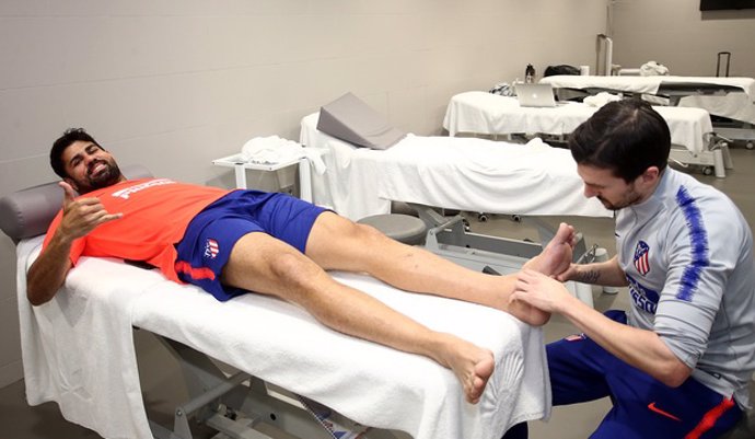 Diego Costa recibe tratamiento de fisioterapia