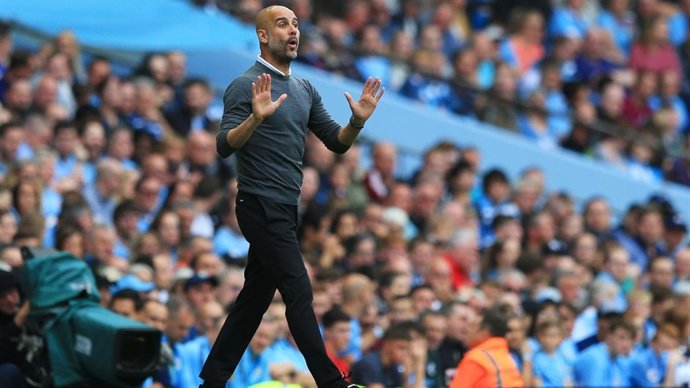 Pep Guardiola dirigiendo al Manchester City