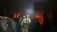 Un incendio en un taller mecánico obliga a desalojar tres viviendas en La Almunia