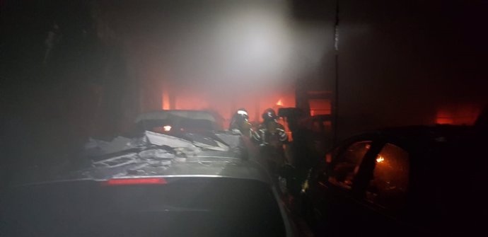 El incendio en este taller mecánico de La Almunia afectó a tres viviendas