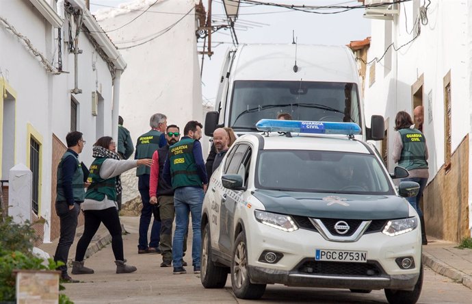 La Guardia Civil se traslada a la calle donde vivía Laura Luelmo en El Campillo 