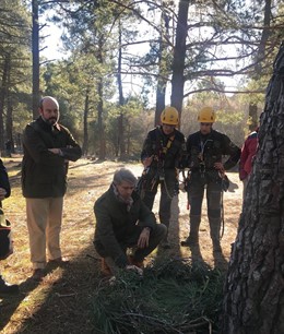 El presidente Ángel Garrido con Pedro Rollán y agentes forestales
