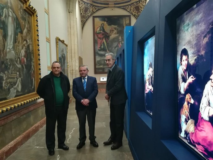 Alcalde (centro), en la inauguración de la muestra