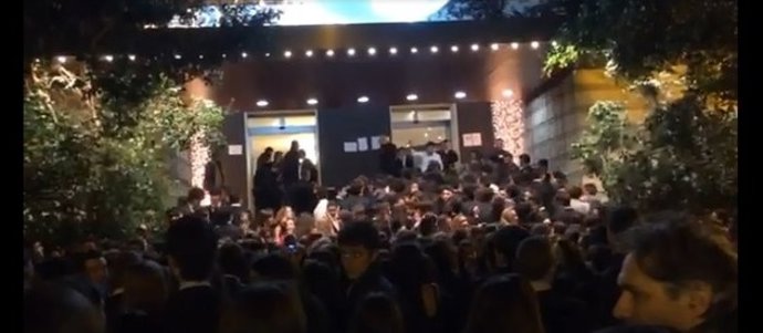 Jóvenes menores de edad a las puertas del Alameda en la Nochevieja de 2013