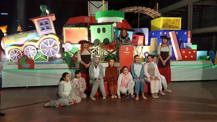 La concejal  de Fiestas de Bilbao, acompañada de varios niños.