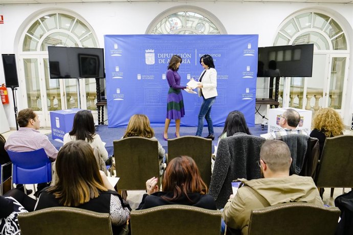 La diputada provincial de Empleo, Carmen López, entrega uno de los diplomas