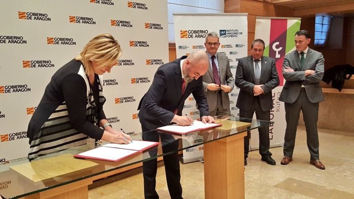 Gastón y Giménez han suscrito este jueves el acuerdo en el edificio Pignatelli