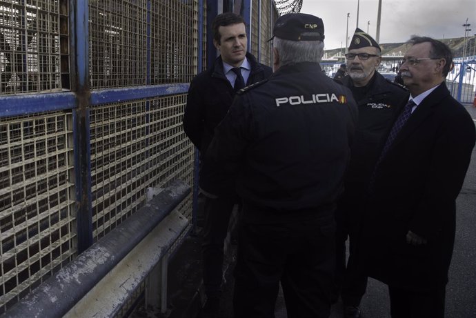 El presidente del PP, Pablo Casado, en la frontera de Ceuta con Vivas y policías