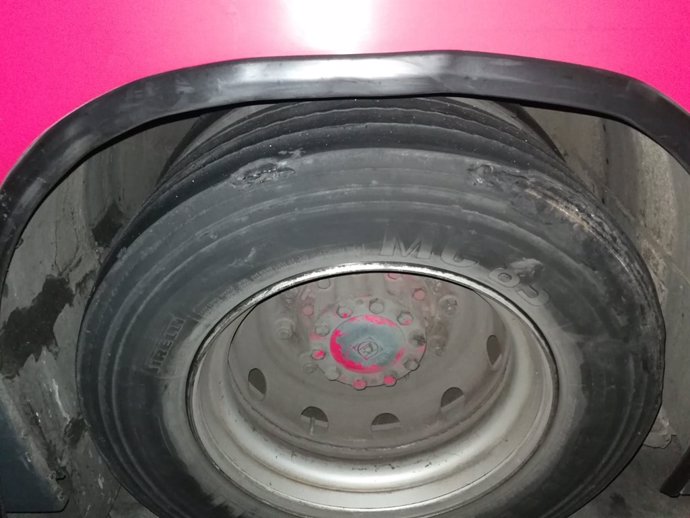 Neumático deteriorado de un autobús de Tussam