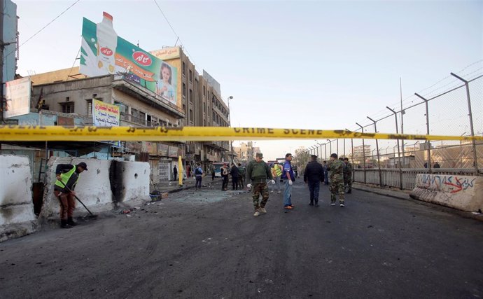 Fuerzas de seguridad iraquíes inspeccionan el lugar de un atentado en Bagdad