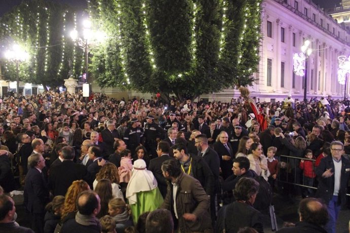 Niños y adultos esperando al Heraldo Real de 2018