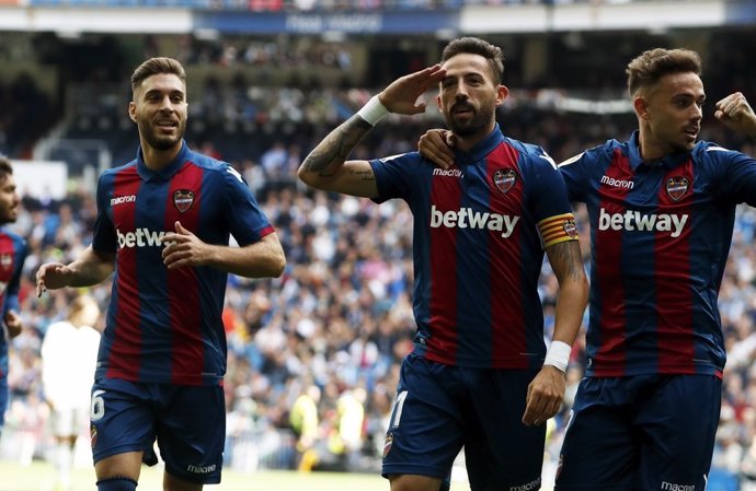 Los jugadores del Levante UD celebran un gol
