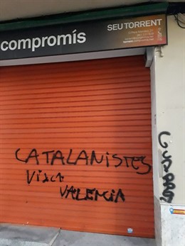 Pintadas en la puerta de la sede
