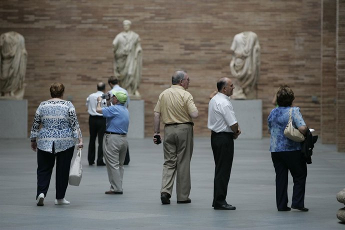Turistas visitando monumentos de Mérida