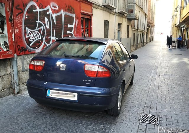 Vehículo retirado por la grúa municipal tras la agresión