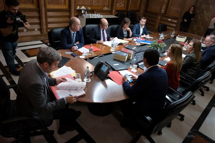 Fernando Clavijo con su equipo de gobierno