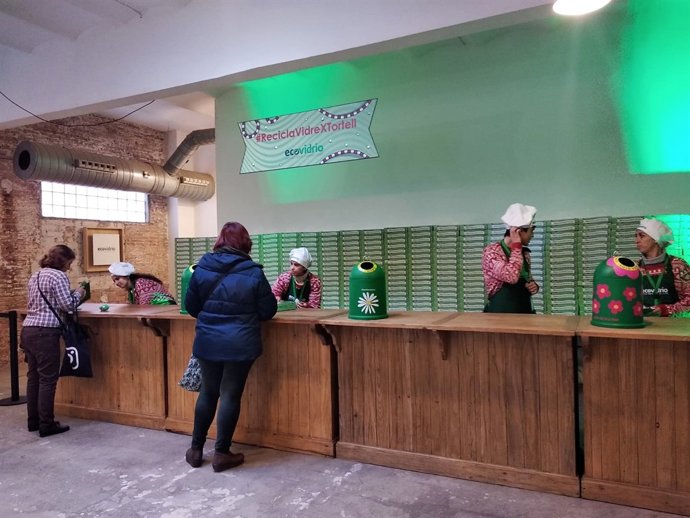 Entrega de roscones de Reyes a ciudadanos que reciclan tres botellas de vidrio