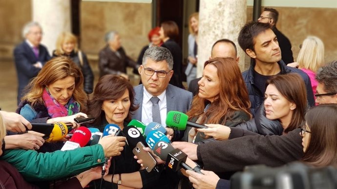 La vicepresidenta del Govern espanyol, Carmen Calvo, atén als mitjans a Valncia