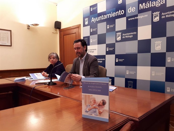Raúl Jiménez presenta la guía del Servicio de Ayuda a Domicilio