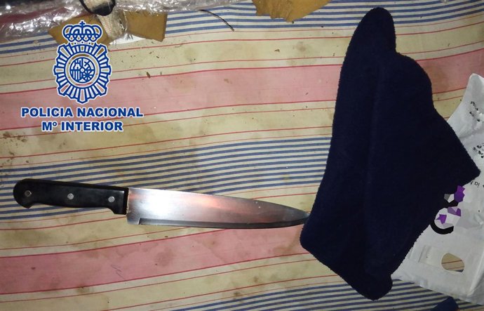 Imagen del cuchillo y el pasamontañas empleado en el robo