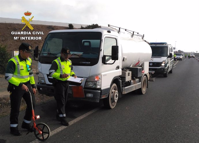 Agentes de la Guardia Civil junto al camión