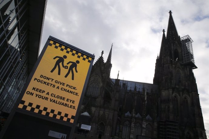 Señal de advertencia junto a la catedral de Colonia (Alemania)