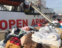 Open Arms recoge 3.000 mantas para refugiados en 24 horas, triplicando el objetivo