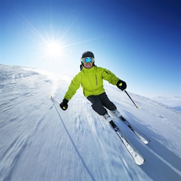 Persona esquiando