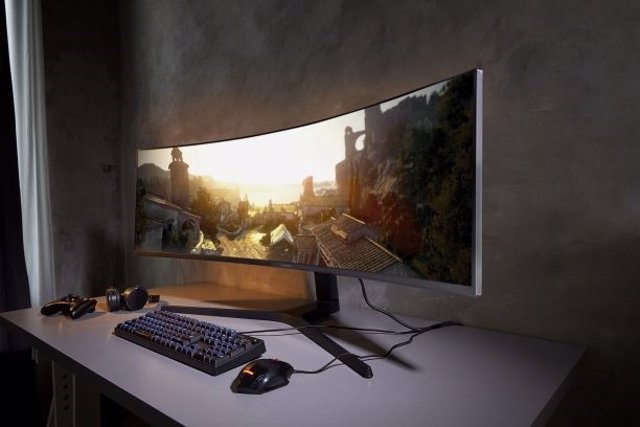 Samsung presenta el monitor panorámico para 'gaming' CRG9, de 49 pulgadas y  resolución QHD dual