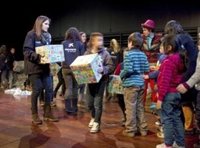 Más de 6.000 niños y niñas en situación de vulnerable desenvolverán regalos el día de reyes a través de CaixaProinfancia