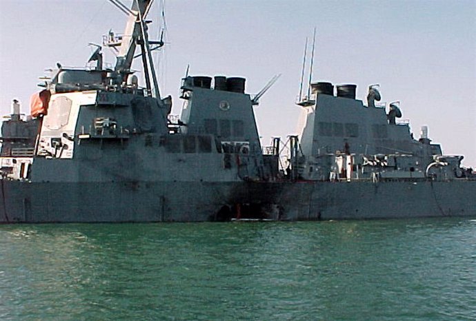 El 'USS Cole' tras el atentado sufrido en octubre del año 2000 en Adén (Yemen)