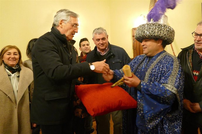 El alcalde de Ávila entre la llave de la ciudad al emisario de los Reyes Magos