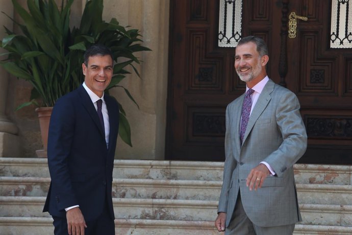 El presidente del Gobierno, Pedro Sánchez, despacha al Rey felipe VI en el Palac