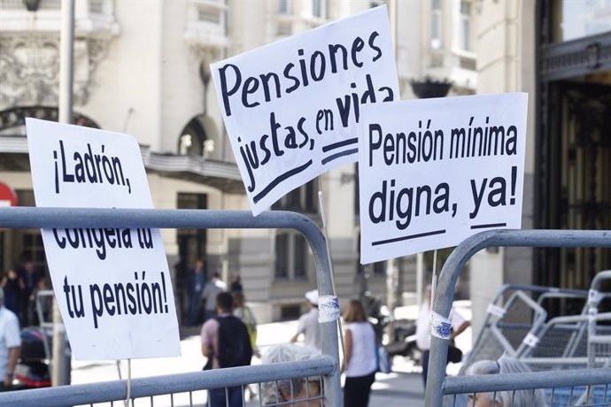 Pancartas en una manifestaciones por las pensiones