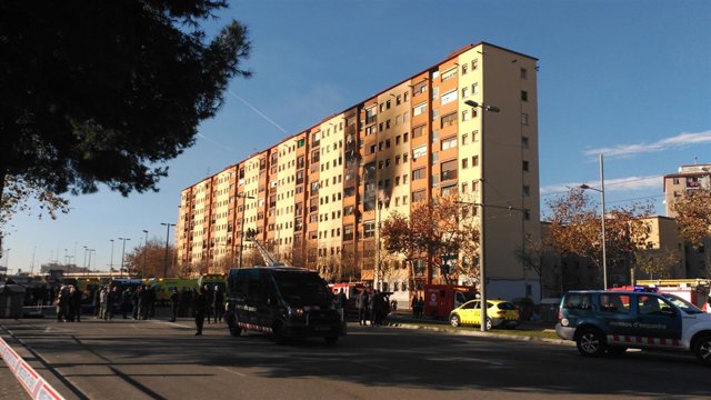 Incendio en un edificio de diez plantas en Badalona (Barcelona)