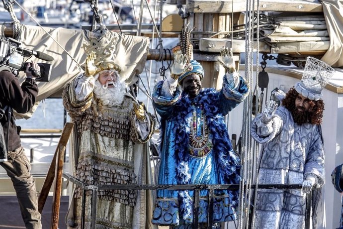 Los Reyes Magos llegan a Barcelona en velero
