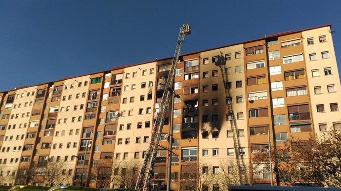 Incendio en un edicio de diez plantas en Badalona (Barcelona)