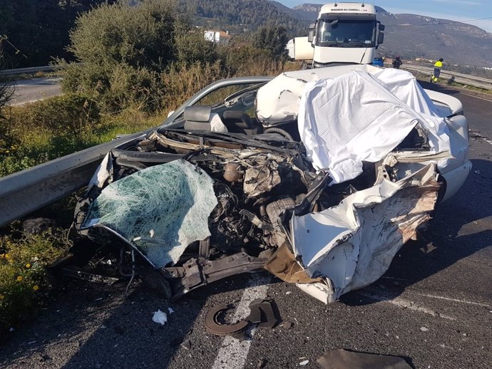 Cotxe sinistrat en la C-14 en Alcover (Tarragona)