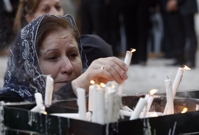 Ceremonia cristiana caldea en Bagdad con velas