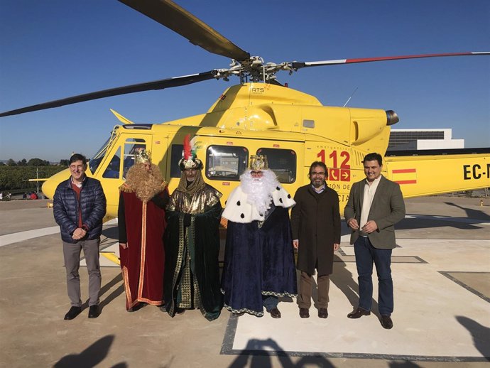 Los Reyes Magos llegan en helicóptero al hospital Los Arcos